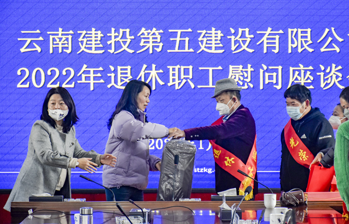 1674018235627065.jpg (小圖)分發(fā)慰問品.jpg